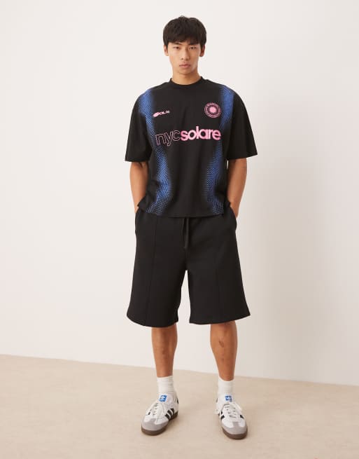 ASOS DESIGN – Kastiges Oversize-T-Shirt in Schwarz mit plastischem Fußball-Print, 3 von 4