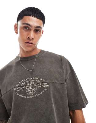 ASOS DESIGN – Kastiges Oversize-T-Shirt in verwaschenem Braun mit Brust-Print und Ziernaht, 220 g/m² schwer
