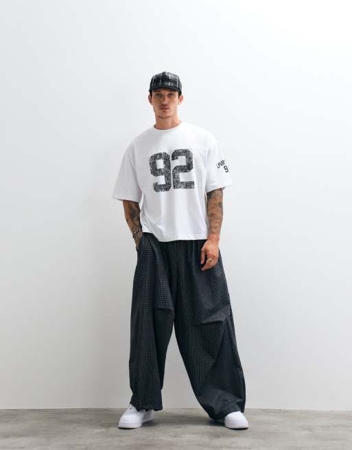 ASOS DESIGN – Kastiges Oversize-T-Shirt in Weiß mit abgenähten Einsätzen und großem Text-Print, 4 von 5