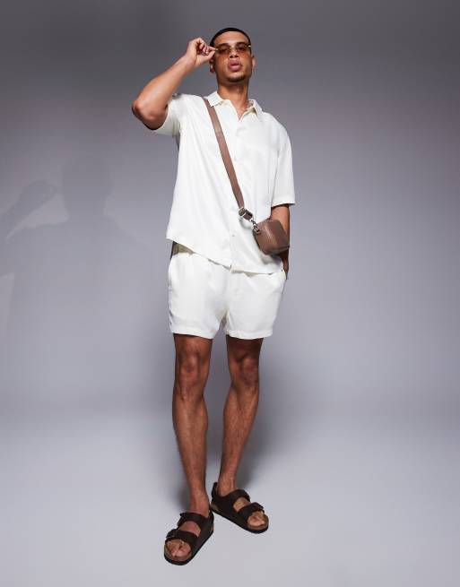 ASOS DESIGN – Kastiges Relaxed-Fit-Hemd aus Satin in Cremeweiß, Kombiteil, 2 von 4