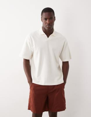 Kastiges Relaxed-Fit-Polohemd in strukturiertem Cremeweiß mit Einkerbung und Saumband in Oversize-Passform Weiß M