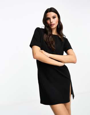 ASOS DESIGN - Kastiges, schulterfreies T-Shirtkleid mit Schlitzausschnitt in Schwarz