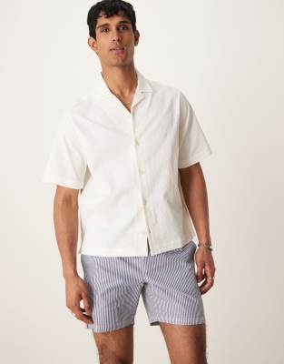 ASOS DESIGN– Kastiges Seersucker-Hemd in Weiß mit Reverskragen - view 1
