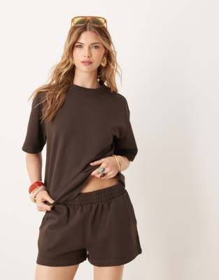 ASOS DESIGN - Kastiges Sweat-T-Shirt in Schokobraun, Kombiteil