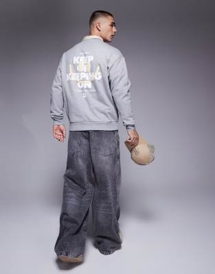 ASOS DESIGN – Kastiges Sweatshirt in grau meliert mit Rückenprint - view 1