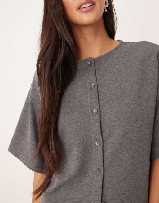 ASOS DESIGN – Kastiges Sweatshirt-Oberteil in Anthrazit mit durchgehender Knopfleiste, 3 von 4
