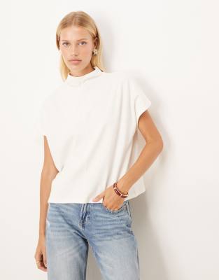 ASOS DESIGN - Kastiges T-Shirt aus schwerer Baumwolle in Cremeweiß mit Stehkragen