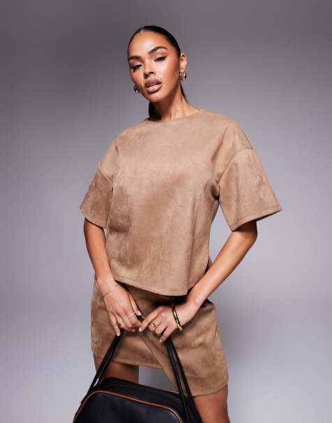 ASOS DESIGN – Set aus Wildlederimitat in Tabakbraun, bestehend aus asymmetrischem Minirock und kastigem T-Shirt - view 1