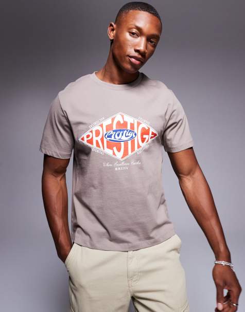 ASOS DESIGN – Kastiges T-Shirt in Braun mit Straßen-Print auf der Brust - view 1