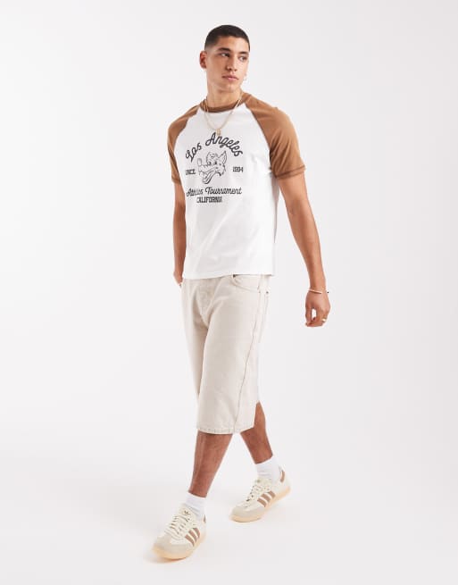 ASOS DESIGN – Kastiges T-Shirt in regulärer Passform in Weiß und Braun mit Front-Grafik, 2 von 4