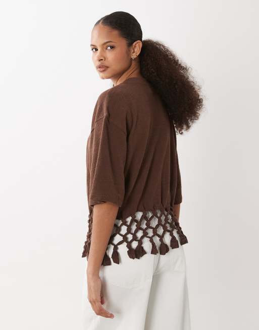 ASOS DESIGN – Kastiges T-Shirt in Schokobraun mit Makramee-Saum, 4 von 4