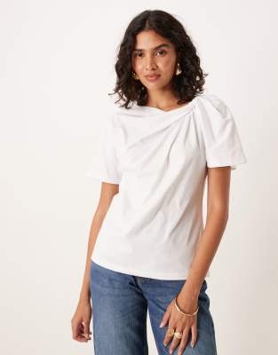 ASOS DESIGN - Kastiges T-Shirt in Weiß mit verdrehter Seite