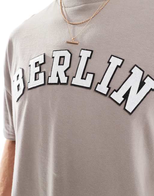 ASOS DESIGN – Kastiges, übergroßes T-Shirt mit „Berlin“-Applikation in Braun, 3 von 4