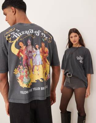 ASOS DESIGN - Kastiges Unisex-T-Shirt in verwaschenem Schwarz mit „The Wizard Of Oz"-Prints und Oversize-Schnitt