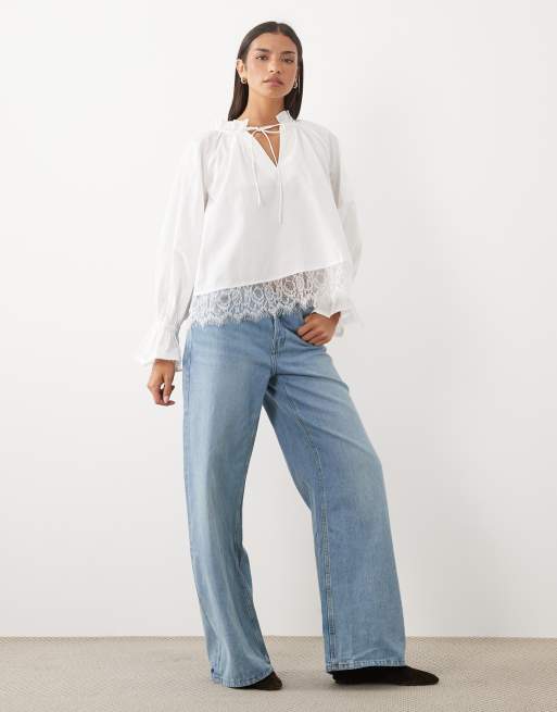 ASOS DESIGN katoenen poplin blouse met striksluiting bij de hals en kanten zoom in wit, 2 van 4