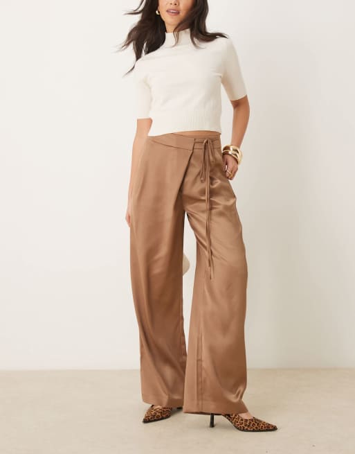 ASOS DESIGN – Kawowe satynowe szerokie nogawki z szerokimi nogawkami i wiązaną kopertową talią