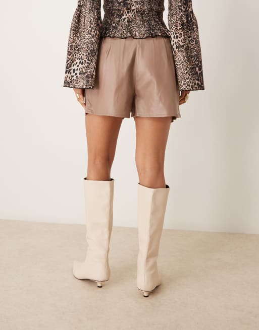 ASOS DESIGN – Kawowe szorty z imitacji skóry z zakładkami, 4 z 5