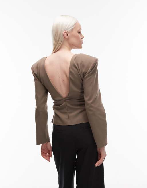 ASOS DESIGN – Kawowy taliowany dopasowany top z poduszkami na ramionach, 4 z 4