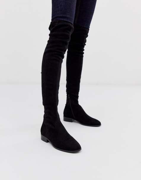 ASOS DESIGN – Kayden – Flache, oberschenkelhohe Stiefel in Schwarz