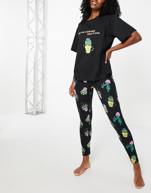 ASOS DESIGN - Kerstmis - Pyjamaset bestaande uit oversized T-shirt met 'Doesn't succ'-print en legging in zwart