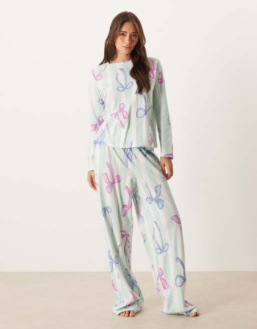 ASOS DESIGN - Kerstmis - Pyjamaset van gestreepte top met lange mouwen en broek met strikkenprint in blauw