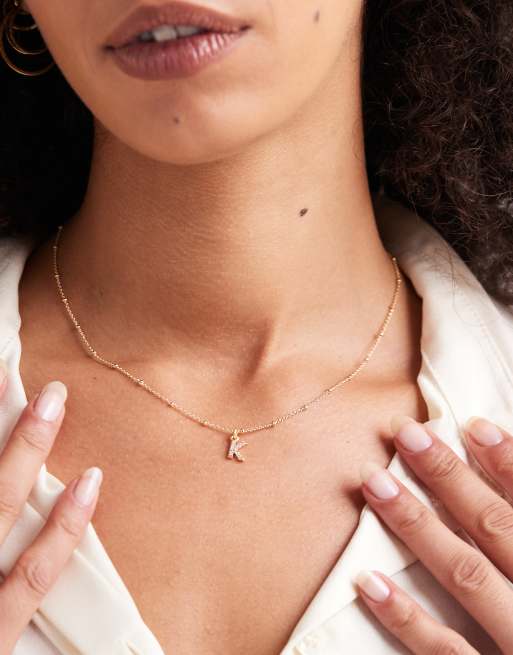 ASOS DESIGN - Ketting met bolletjes en hangertje met K-initiaal met zirkonia steentjes in goudkleur met cadeauzakje