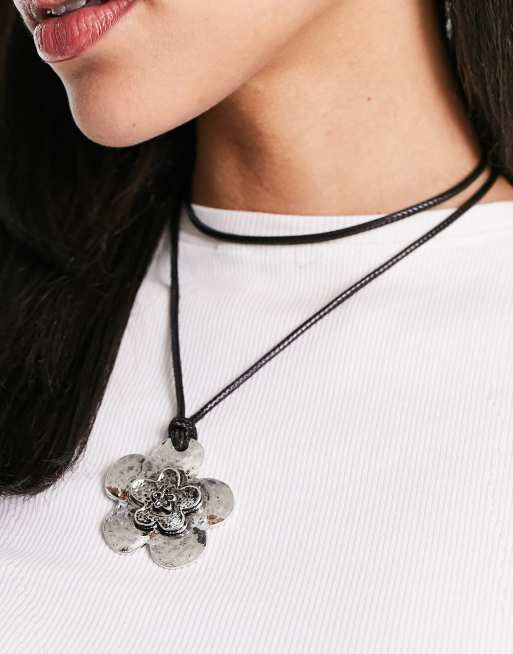 ASOS DESIGN - Ketting met meerdere wikkelkoorden en bloemenhangertje in zilverkleur