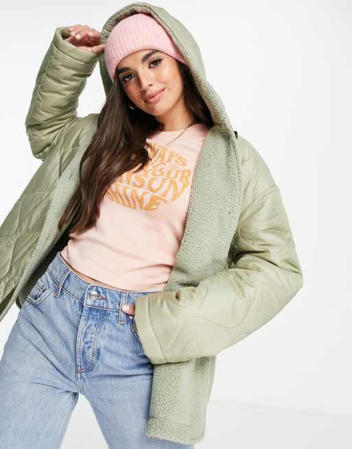 ASOS DESIGN – Khakifärgad kviltad jacka med huva och foder i teddy