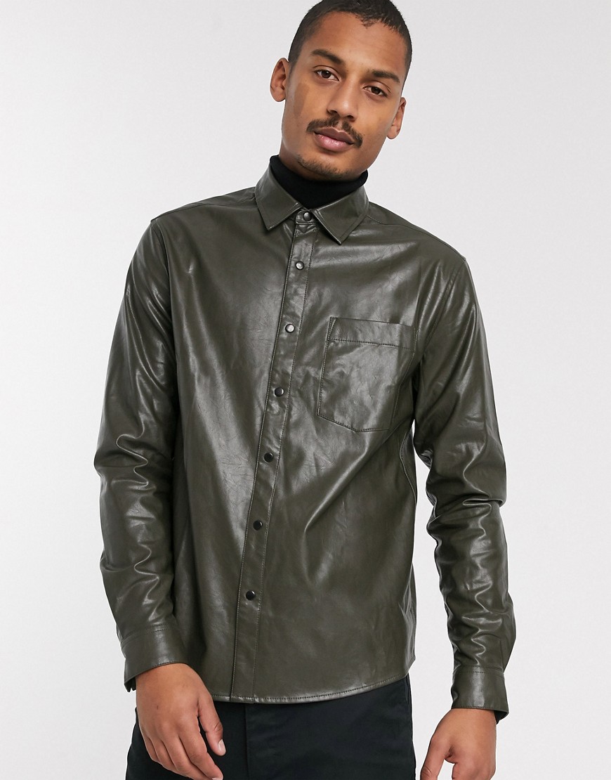 ASOS DESIGN – Khakifärgad skjorta i läderimitation med normal passform-Grön