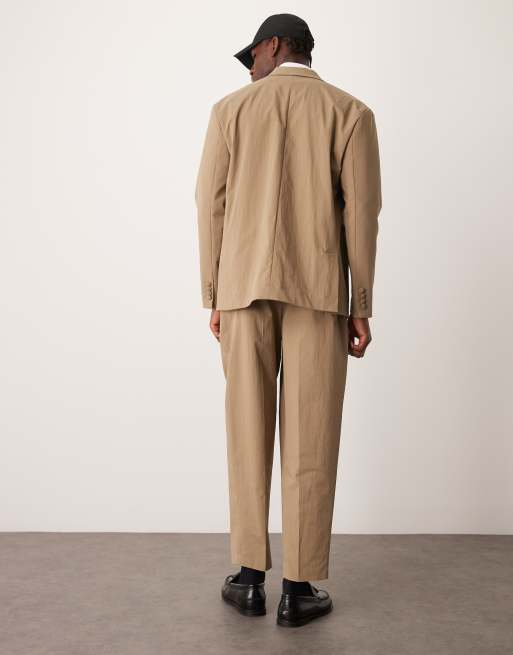ASOS DESIGN – Khakifärgade, avsmalnande kostymbyxor i oversize med veck framtill av tech-material, 3 av 5