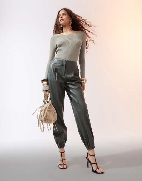 ASOS DESIGN – Khakifärgade mjukisbyxor i läderimitation - view 1