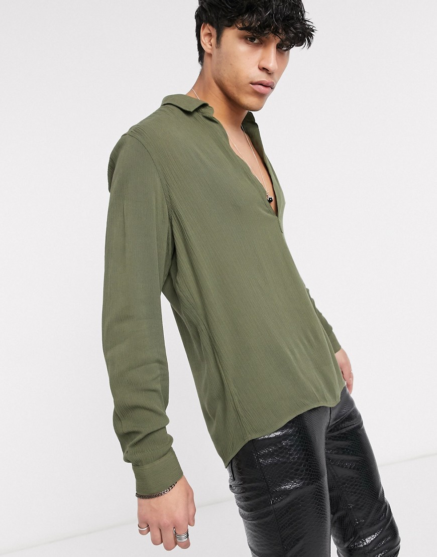ASOS DESIGN — Khakifarvet skjorte med dyb V-udskæring-Grøn