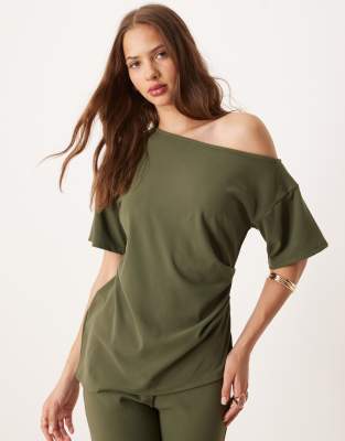 ASOS DESIGN - Khakigrøn offshoulder T-shirt i fint børstet ribstrik - Del af sæt - view 1