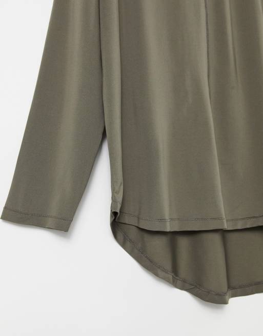 ASOS DESIGN – Khakigrön, lång t-shirt med långa ärmar av silkigt tyg, 3 av 4