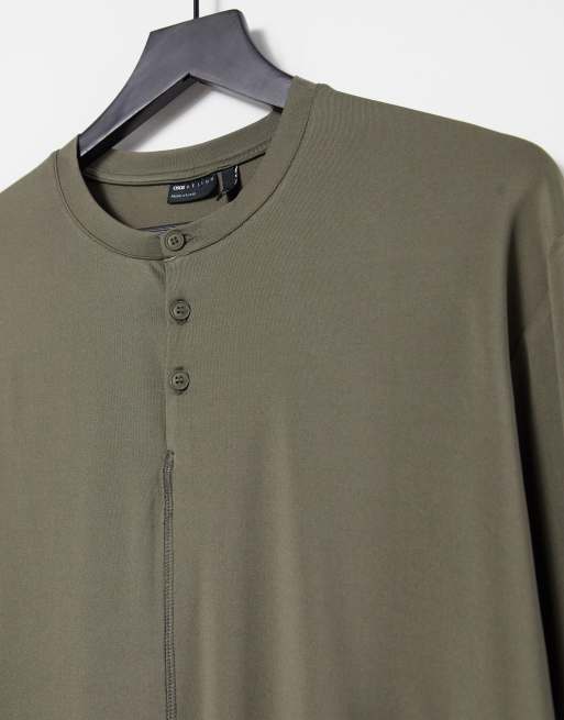 ASOS DESIGN – Khakigrön, lång t-shirt med långa ärmar av silkigt tyg, 4 av 4