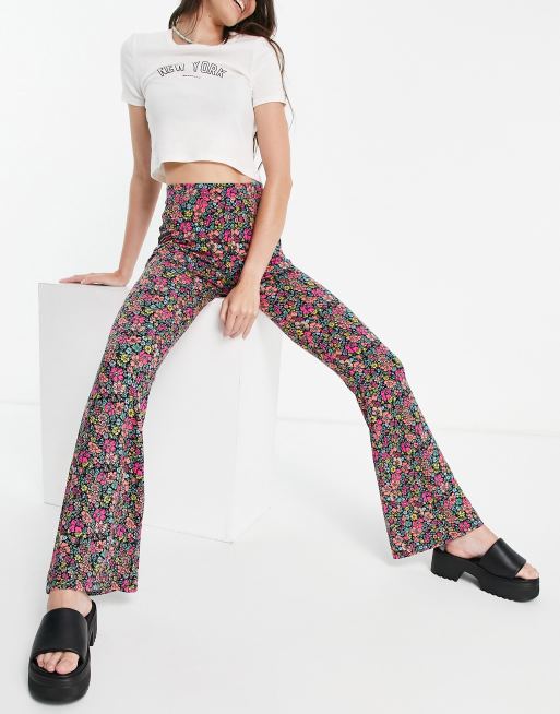 ASOS DESIGN - Kick flare-broek met bloemenprint op donkere basis
