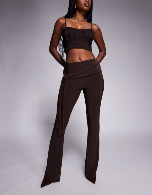 ASOS DESIGN - Kick flare broek van soepele stof met gestrikte taille in chocoladebruin, 2 van 5