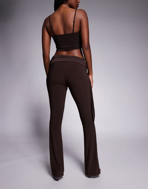ASOS DESIGN - Kick flare broek van soepele stof met gestrikte taille in chocoladebruin, 3 van 5