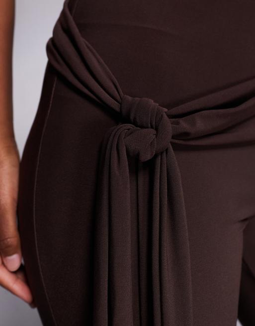 ASOS DESIGN - Kick flare broek van soepele stof met gestrikte taille in chocoladebruin, 4 van 5