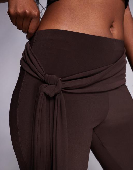 ASOS DESIGN - Kick flare broek van soepele stof met gestrikte taille in chocoladebruin, 5 van 5