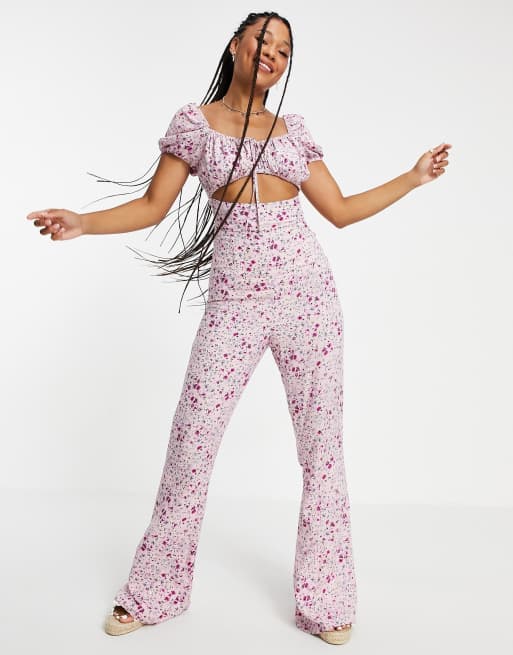 ASOS DESIGN - Kickflare jumpsuit met uitsnijding in lila bloemenprint 