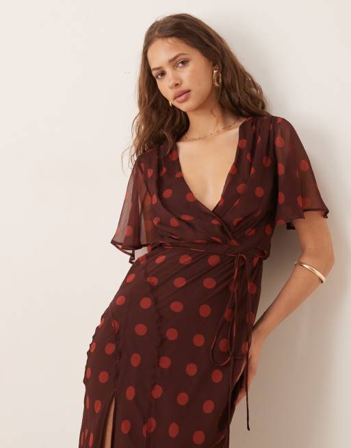 ASOS DESIGN - Kirsebærrød midikjole med flagrende ærmer, sømdetaljer, slå-om-snit foran og prikker, 4 af 4