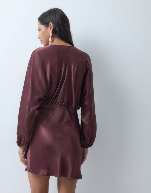 ASOS DESIGN klänning i miniformat i satin med djup ringning och pingvinärm i plommonfärg, 3 av 4