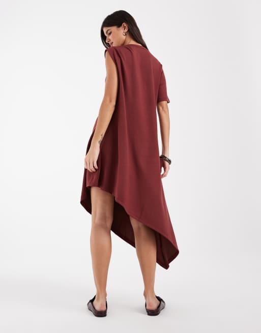 ASOS DESIGN klänning i modal med en ärm och asymmetrisk fåll i vinrött, 4 av 4