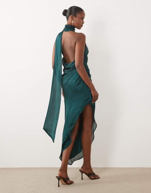 ASOS DESIGN klänning i satin med scarfdetalj, asymmetrisk midaxi i skogsgrönt, 2 av 4