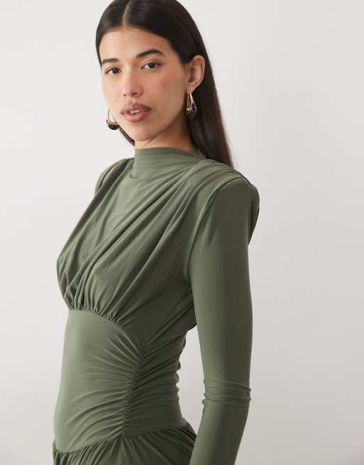 ASOS DESIGN klänning med axelvaddar, hög hals och drapering i khaki, midaxi, 3 av 4