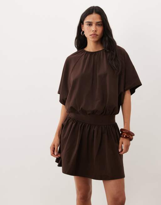 ASOS DESIGN klänning med djup raglanärm, sänkt midja och volym i brun, 3 av 4