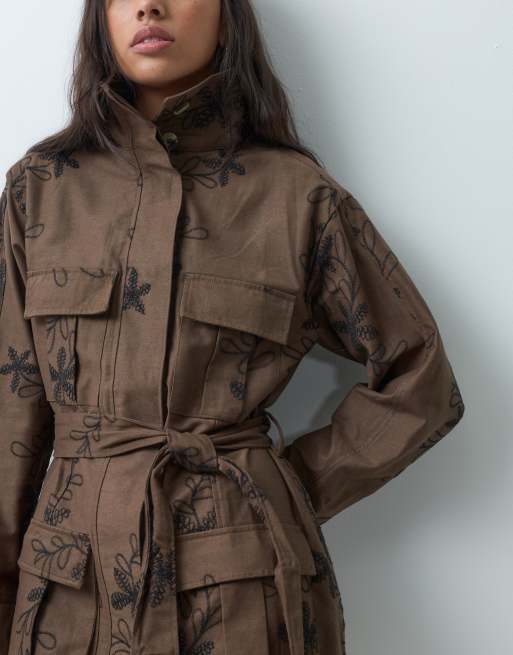 ASOS DESIGN klänning med ståkrage i mörk khaki med svart blombroderi, 5 av 5