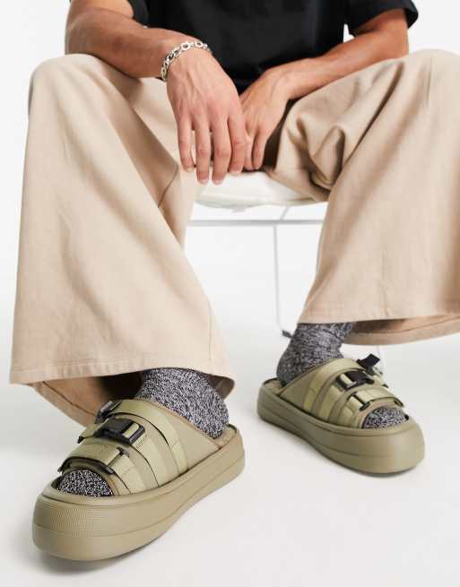 ASOS DESIGN – Klapki w kolorze khaki na grubej podeszwie z wyściółką ze sztucznego kożuszka