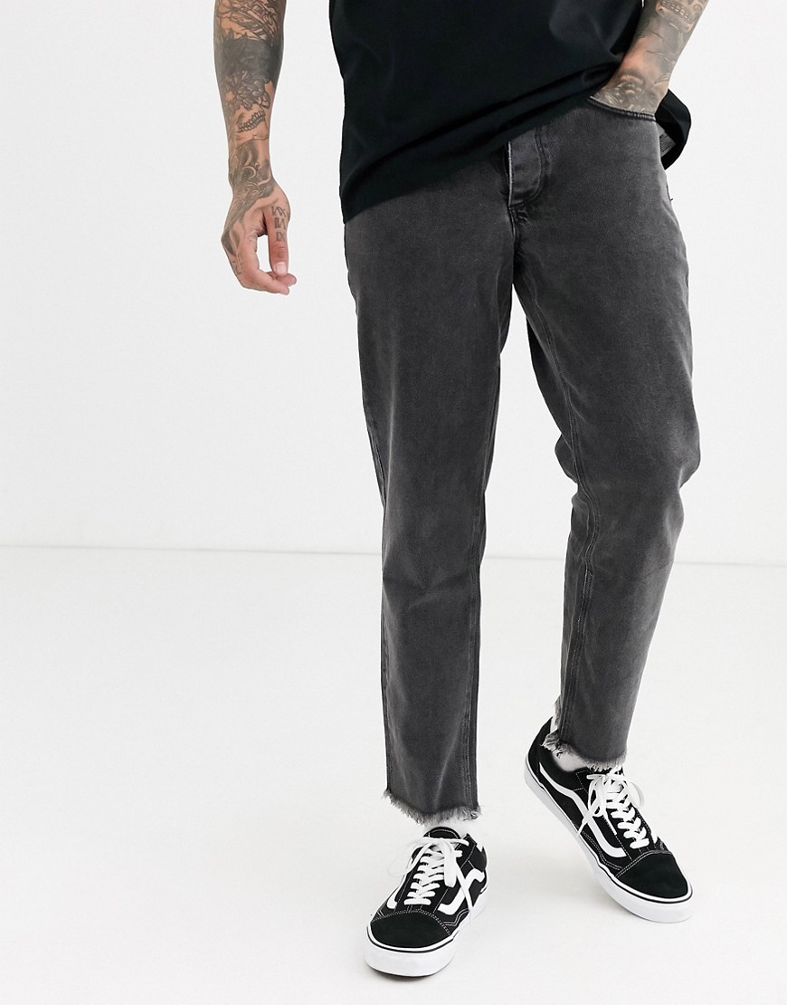 ASOS DESIGN - Klassieke stugge jeans met gerafelde zomen in zwarte wassing